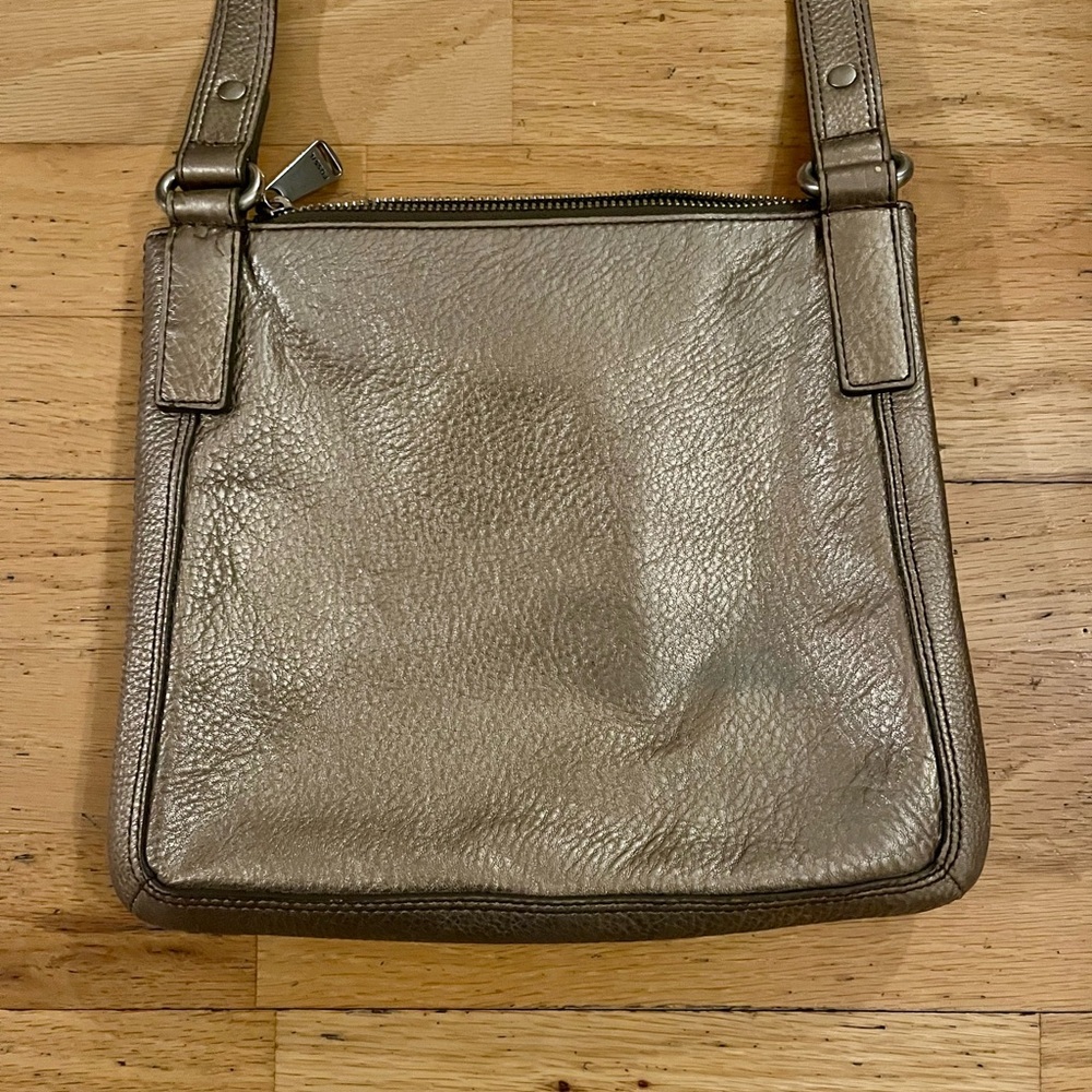Fossil pebbled leather champagne colored Marlow turn latch crossbody - Picture 3 of 5